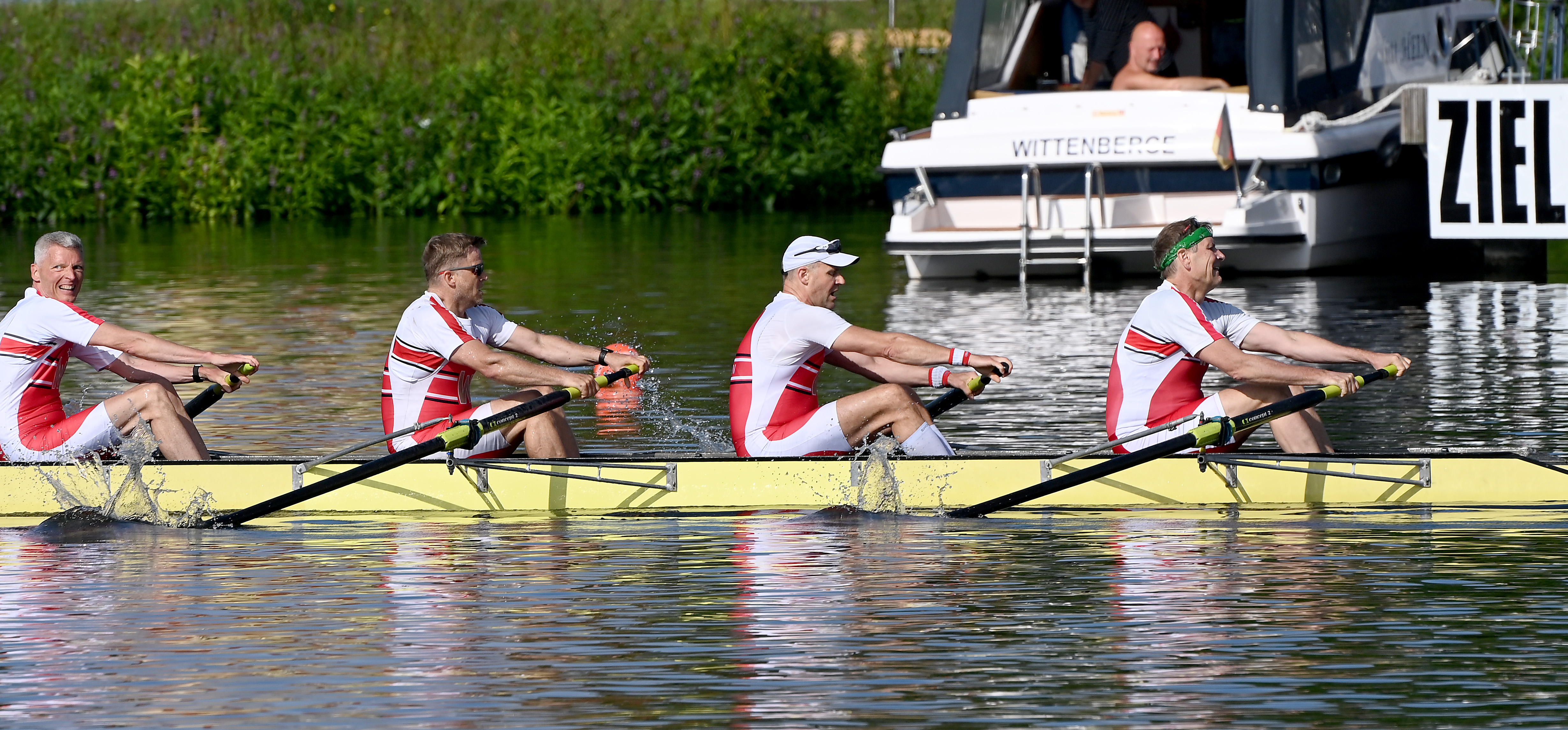 Ein Boot im Rennen